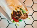 Ile kalorii ma kebab w tortilli? Sprawdź, zanim zamówisz!