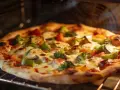Pizza z warzywami pieczona w piekarniku, z chrupiącym spodem i roztopionym serem.