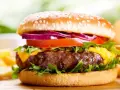 Hamburger czy cheeseburger? Kluczowa różnica i prosta odpowiedź