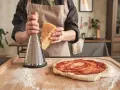 Idealny spód do pizzy: jak wałkować, by ciasto się nie kurczyło?