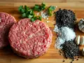 Jak upiec soczyste burgery wołowe w piekarniku? Prosty przewodnik