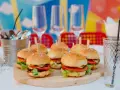 Gdzie kupić mini bułki do burgerów? Sprawdź sklepy i piekarnie!