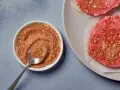 Mielone mięso na burgery z przyprawami w miseczce i na talerzu.