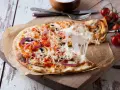 Ile kalorii ma pizza? Sprawdź liczby dla kawałka i całej pizzy 32 cm