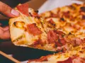 Pizza hawajska: Kto ją stworzył i czy to w ogóle pizza?