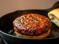 Ile smażyć burgera? Perfekcyjny czas dla każdego stopnia wysmażenia