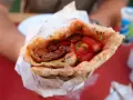 Dürüm kebab z mięsem mielonym, pomidorami i ziołami w bułce.