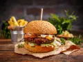 Idealny burger wołowy: jakie dodatki wybrać? Przepisy i sekrety