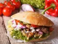 Kebab to fast food? Odkryj jego kalorie i zdrowe alternatywy!
