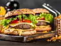 Jakie mięso na burgery? Wybierz idealne i zyskaj soczystość