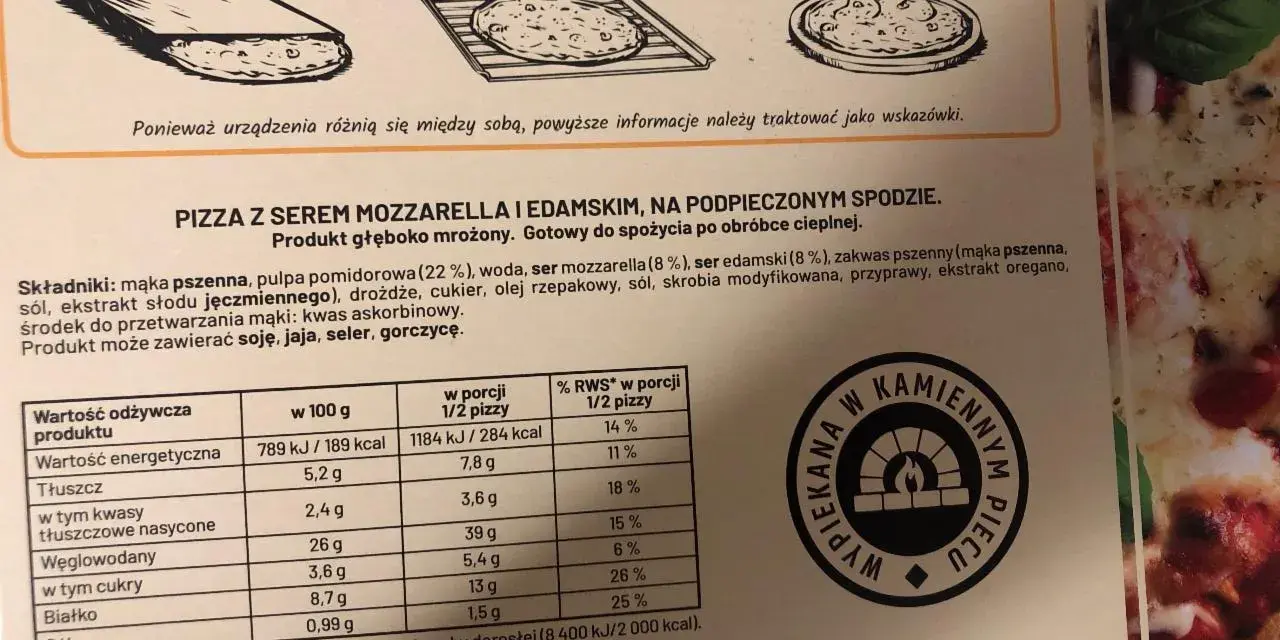 Pizza Margherita z serem mozzarella i edamskim, gotowa do pieczenia, z widoczną etykietą.