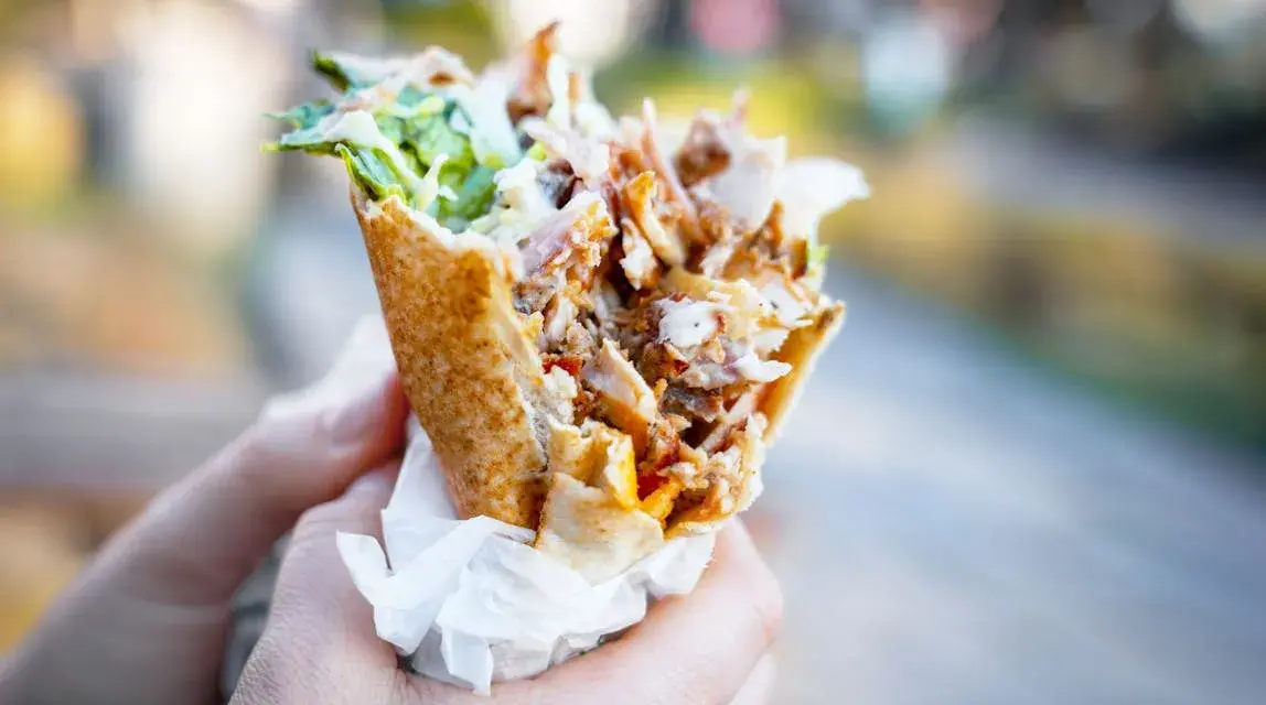 Kebab w tortilli: Ile ma kalorii? Zaskakujące fakty i porady