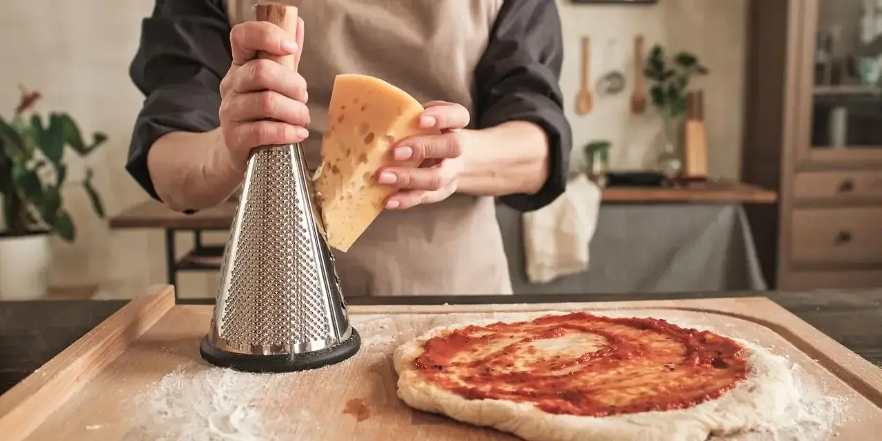 Idealny spód do pizzy: jak wałkować, by ciasto się nie kurczyło?