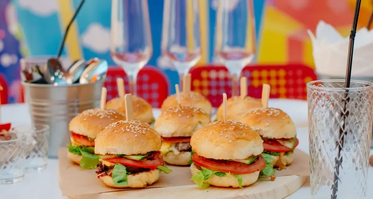 Gdzie kupić mini bułki do burgerów? Sprawdź sklepy i piekarnie!