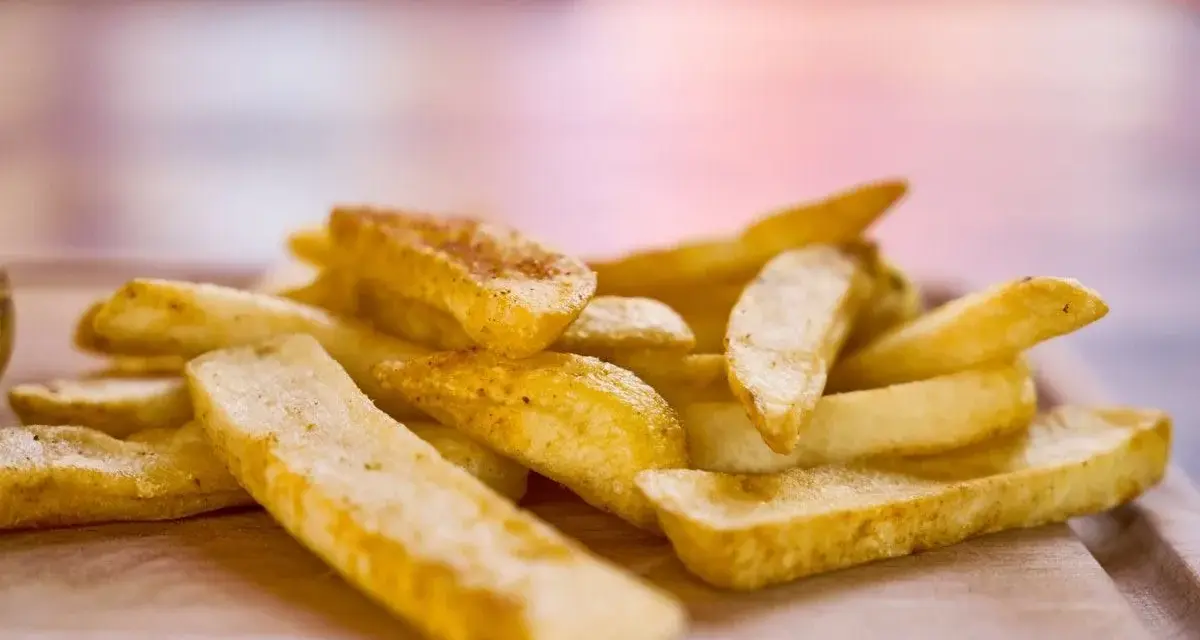 Jak odgrzać frytki w mikrofali, by były chrupiące? Sprawdzone triki