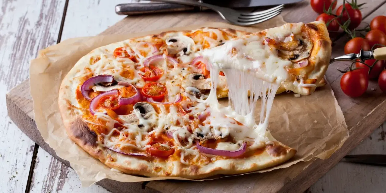 Ile kalorii ma pizza? Sprawdź liczby dla kawałka i całej pizzy 32 cm