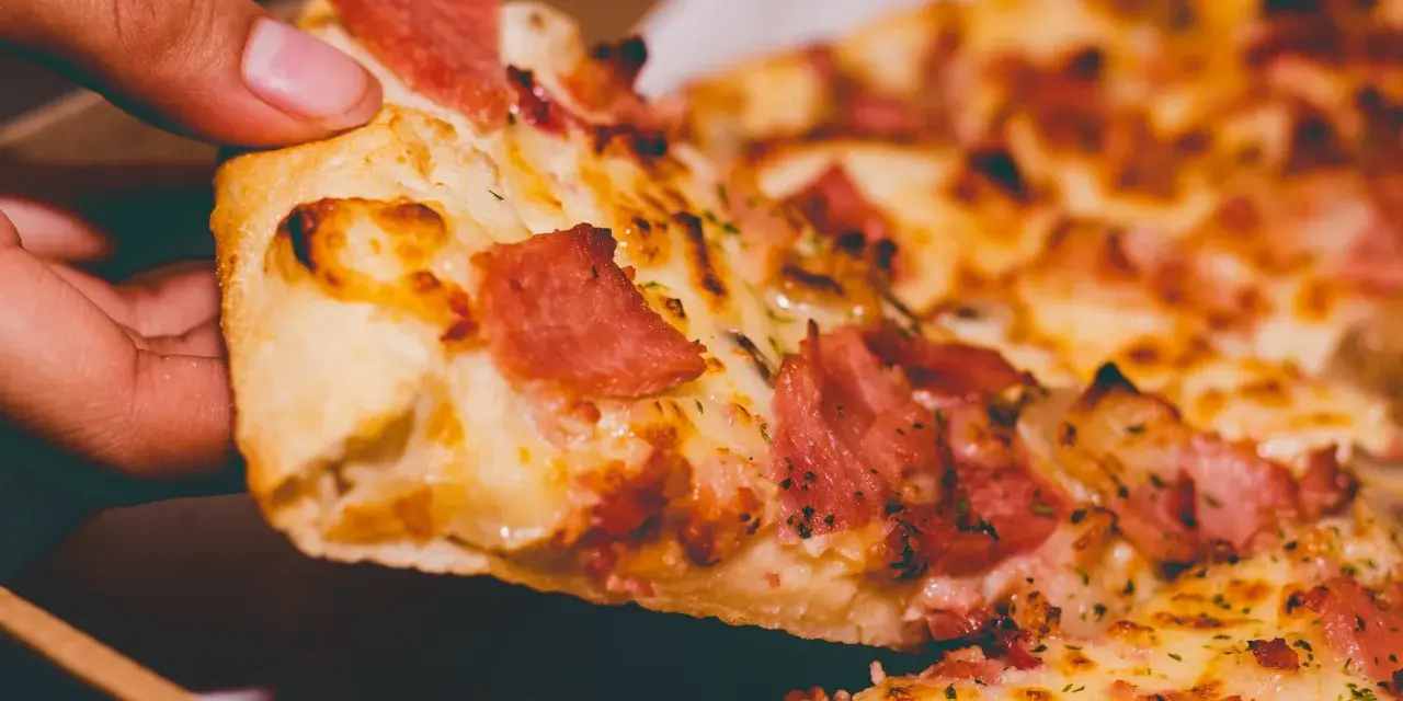 Pizza hawajska: Kto ją stworzył i czy to w ogóle pizza?