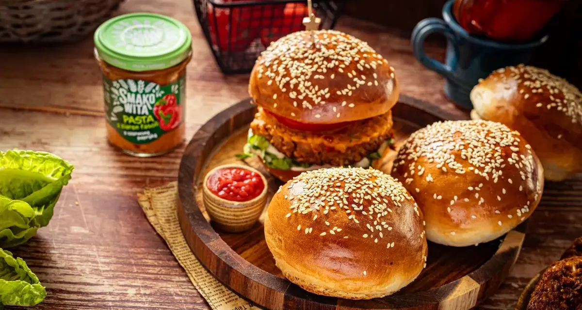 Jak piec bułki do hamburgerów? Temperatura, czas i przepis na sukces