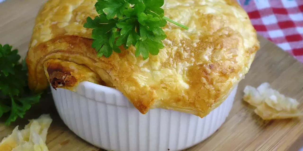 Zapiekanka z ciasta francuskiego z kurczakiem: Szybki przepis + triki!