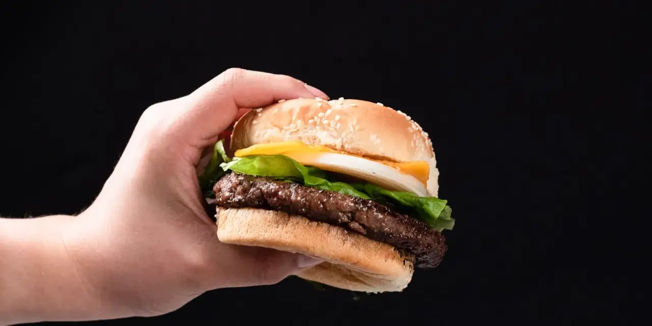 Hamburger: Niemcy czy USA? Poznaj prawdziwe pochodzenie