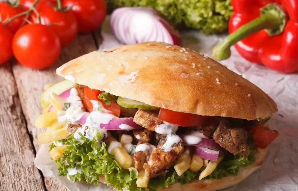 Kebab to fast food? Odkryj jego kalorie i zdrowe alternatywy!