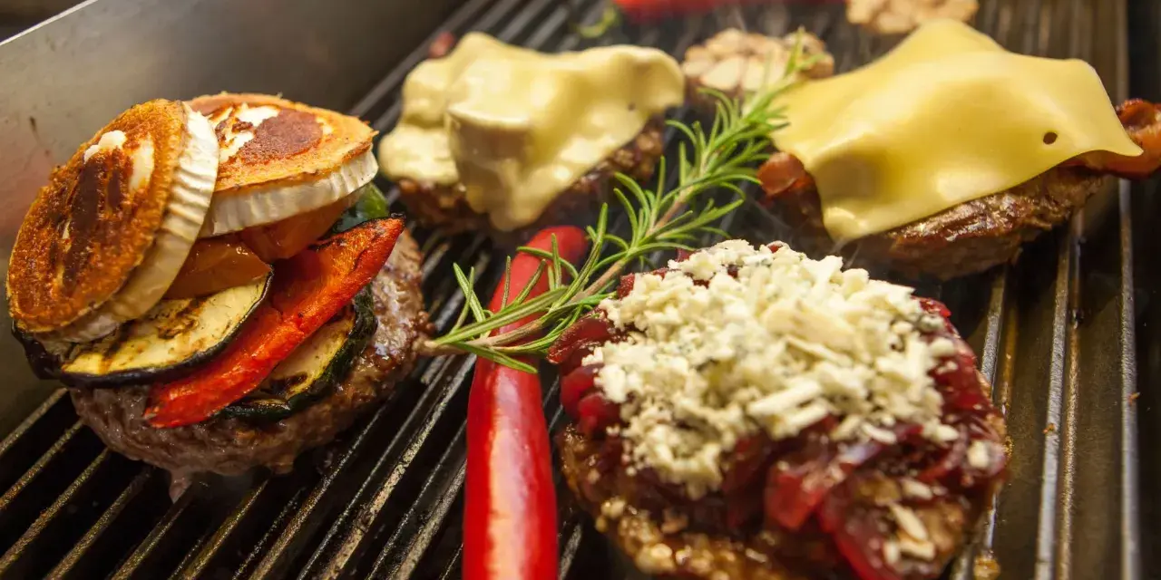 Najlepsze dodatki do burgera: od klasyki po egzotyczne smaki