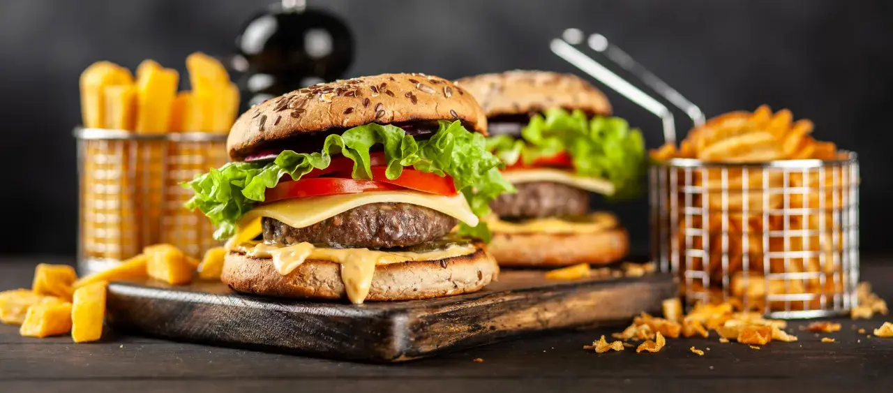 Jakie mięso na burgery? Wybierz idealne i zyskaj soczystość