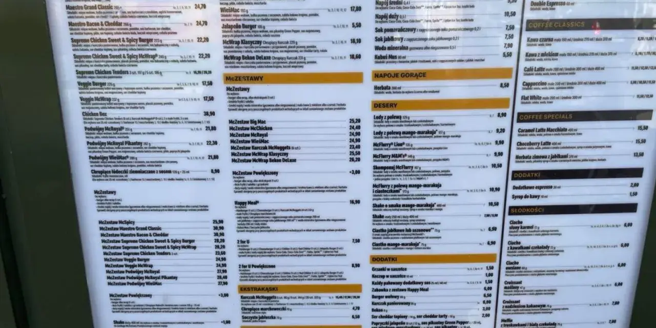 Menu McDonald's z cenami hamburgerów, zestawów i napojów.