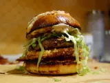 Apetyczny, domowy burger z podwójnym kotletem, serem i chrupiącą sałatą.