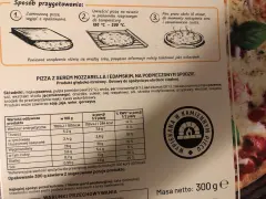 Pizza Margherita z serem mozzarella i edamskim, gotowa do pieczenia, z widoczną etykietą.