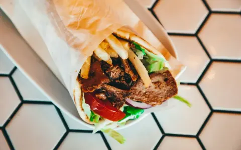 Ile kalorii ma kebab w tortilli? Sprawdź, zanim zamówisz!