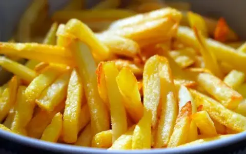 Jak zrobić chrupiące frytki w air fryerze? Poradnik krok po kroku