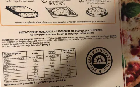 Pizza Margherita z serem mozzarella i edamskim, gotowa do pieczenia, z widoczną etykietą.