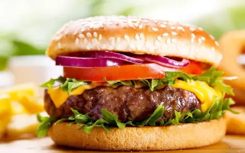 Hamburger czy cheeseburger? Kluczowa różnica i prosta odpowiedź