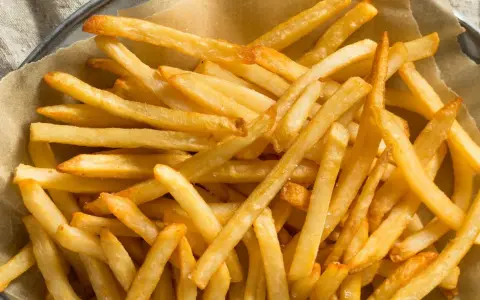 Frytki z piekarnika: Ile piec, by były idealnie chrupiące?