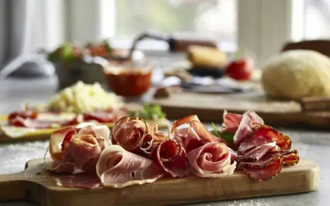 Jak wybrać szynkę do pizzy? Sekrety mistrzów dla idealnego smaku