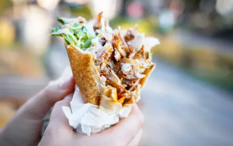 Kebab w tortilli: Ile ma kalorii? Zaskakujące fakty i porady