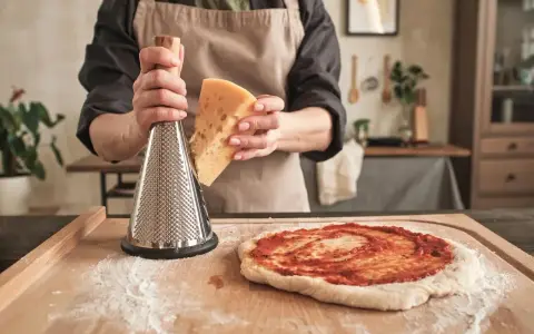 Idealny spód do pizzy: jak wałkować, by ciasto się nie kurczyło?