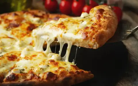 Ser na pizzę: pod spodem czy na wierzchu? Werdykt eksperta!