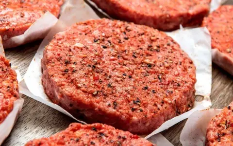 Jak doprawić mięso na burgera? Przepis na soczystość i smak