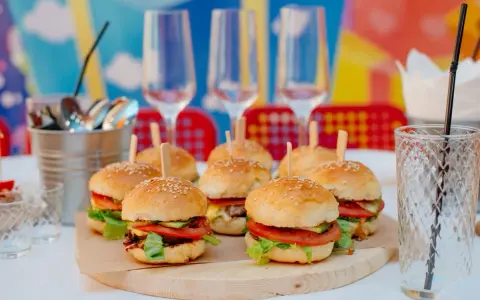 Gdzie kupić mini bułki do burgerów? Sprawdź sklepy i piekarnie!