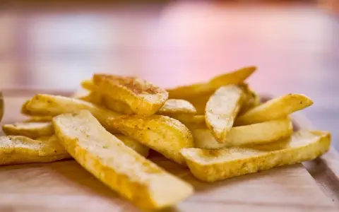 Jak odgrzać frytki w mikrofali, by były chrupiące? Sprawdzone triki