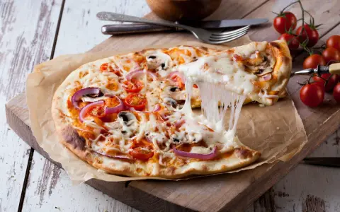 Ile kalorii ma pizza? Sprawdź liczby dla kawałka i całej pizzy 32 cm