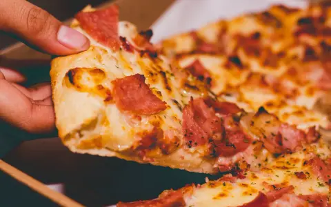 Pizza hawajska: Kto ją stworzył i czy to w ogóle pizza?