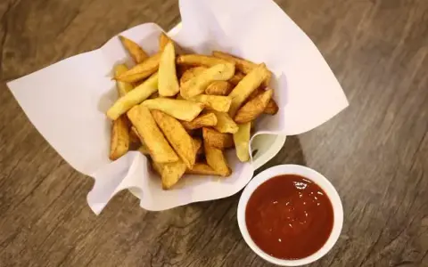 W jakiej temperaturze smażyć frytki? Sekret chrupkości!