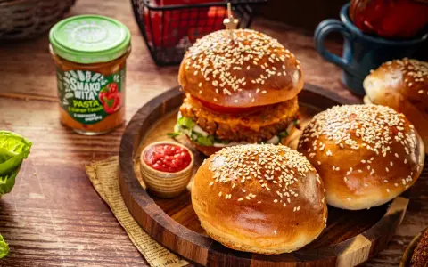 Jak piec bułki do hamburgerów? Temperatura, czas i przepis na sukces