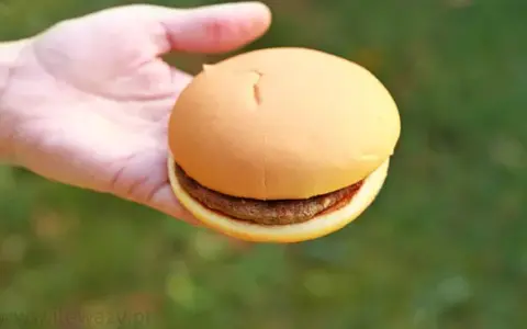 Ile kalorii ma burger? Sprawdź kaloryczność swoich ulubionych