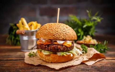 Idealny burger wołowy: jakie dodatki wybrać? Przepisy i sekrety