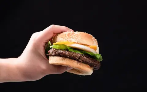 Hamburger: Niemcy czy USA? Poznaj prawdziwe pochodzenie