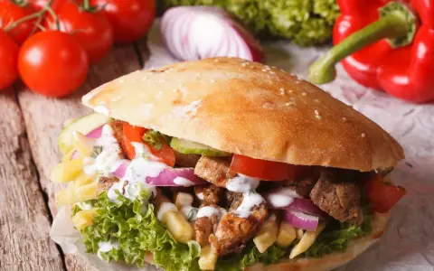 Kebab to fast food? Odkryj jego kalorie i zdrowe alternatywy!